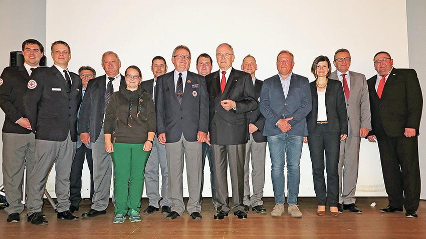 Der neugewählte Vorstand des BRK-Kreisverbands Südfranken mit Vorsitzendem Wolf-Dieter Ueberrück (Sechster von rechts), dem neuen Chefarzt Dr. Achim Ehrt (Fünfter von rechts) und Geschäftsführer Rainer Braun (rechts). Der neugewählte Vorstand des BRK-Kreisverbands Südfranken mit Vorsitzendem Wolf-Dieter Ueberrück (Sechster von rechts), dem neuen Chefarzt Dr. Achim Ehrt (Fünfter von rechts) und Geschäftsführer Rainer Braun (rechts).