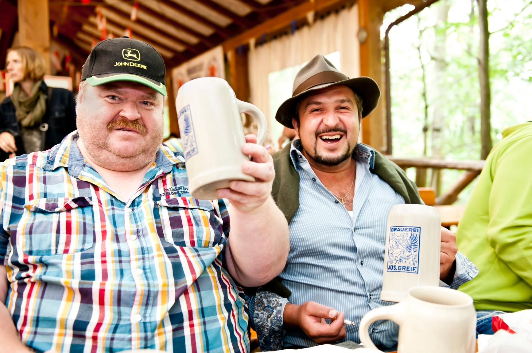 Der Forchheimer Kellerwald: Auf den Oberen und den Unteren Kellern bietet er zur Annafestzeit rund 30.000 Sitzplätze - Rekord, mindestens in Franken. - Hier findet jeder unter den zahlreichen Brauereien sein Lieblingsbier. - Wer es entspannter will, der sollte den Kellerwald vor oder nach dem Annafest besuchen. - Die meisten Kellerwirtschaften haben auch außerhalb der fünften Forchheimer Jahreszeit geöffnet, manche sogar im Winter mit gemütlicher Stube.