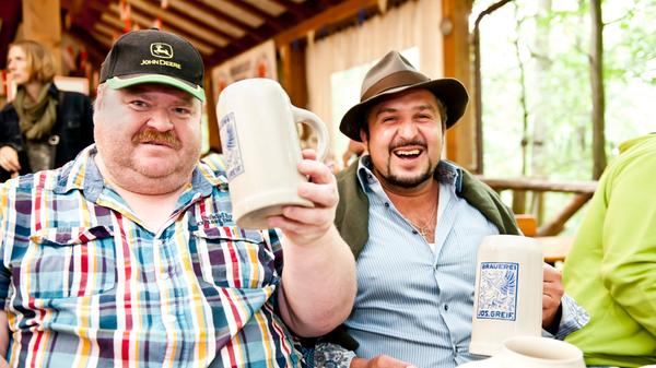 Der Forchheimer Kellerwald: Auf den Oberen und den Unteren Kellern bietet er zur Annafestzeit rund 30.000 Sitzplätze - Rekord, mindestens in Franken. - Hier findet jeder unter den zahlreichen Brauereien sein Lieblingsbier. - Wer es entspannter will, der sollte den Kellerwald vor oder nach dem Annafest besuchen. - Die meisten Kellerwirtschaften haben auch außerhalb der fünften Forchheimer Jahreszeit geöffnet, manche sogar im Winter mit gemütlicher Stube.