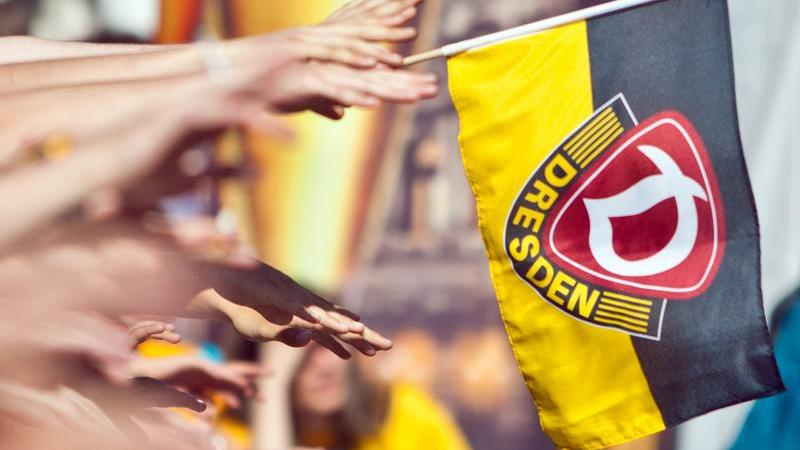 So plünderten die Dynamo-Fans den Kiosk im Ronhof So plünderten die Dynamo-Fans den Kiosk im Ronhof