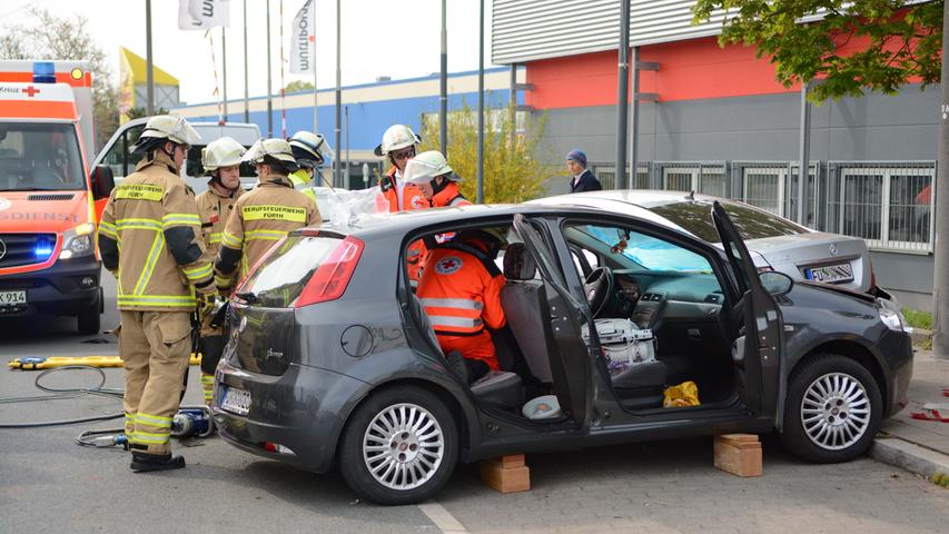 Eingeklemmt: 61-Jährige bei Unfall in Fürth schwer verletzt