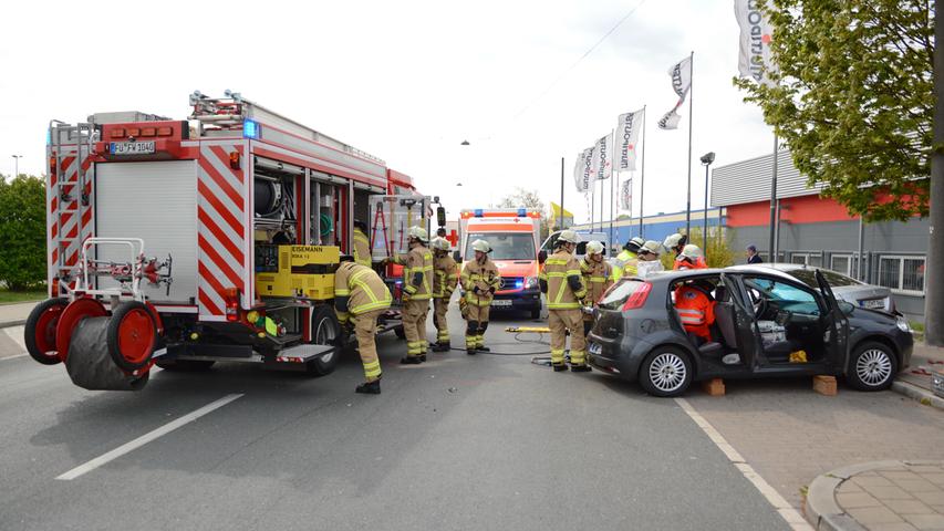 Eingeklemmt: 61-Jährige bei Unfall in Fürth schwer verletzt