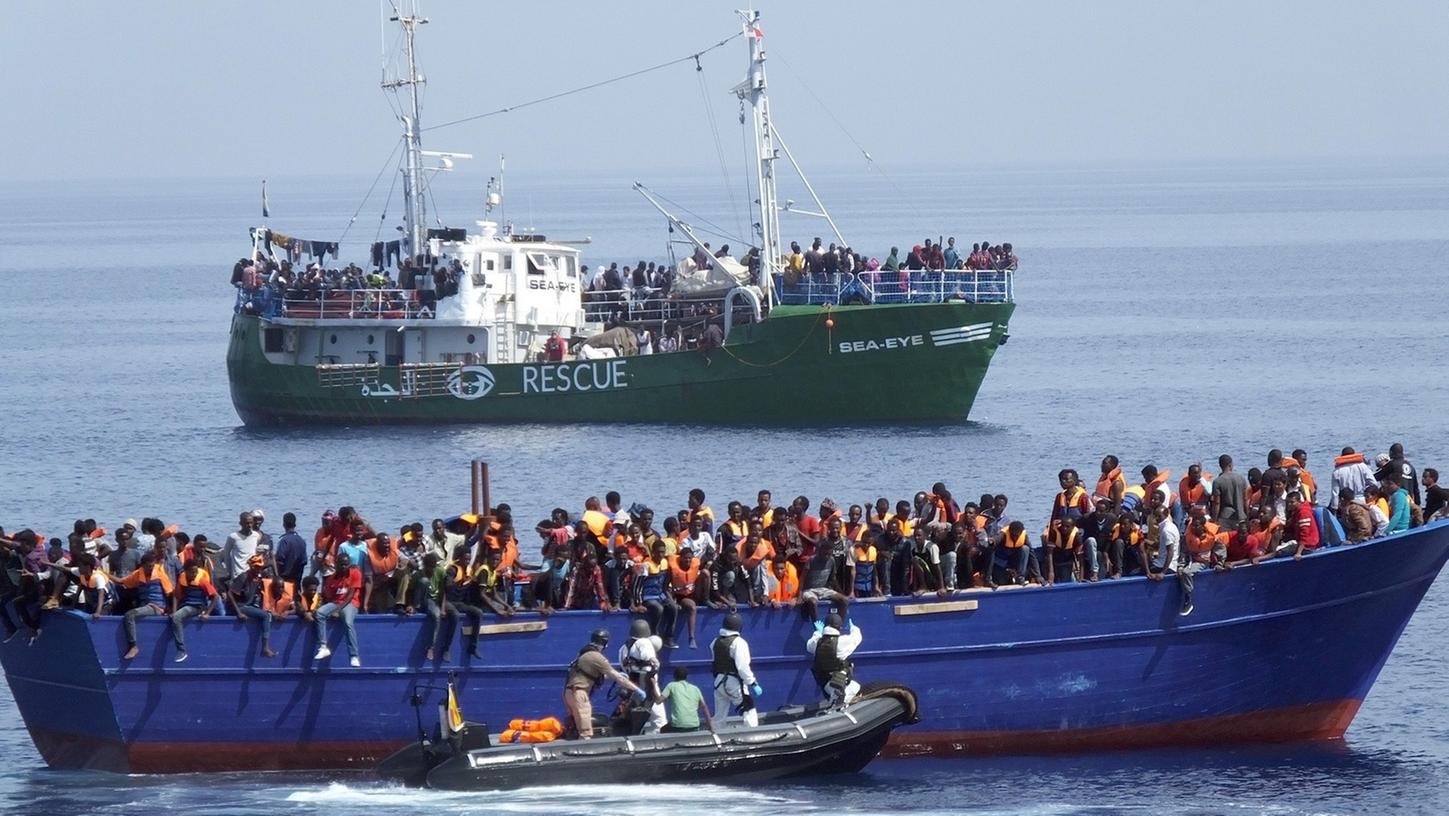 Die Deutsche Marine hat am 15. April diesen Jahres in einer Rettungsaktion etwa 60 Kilometer nordwestlich von Tripolis vor der libyschen Küste fast 1200 Migranten im Mittelmeer aus Seenot gerettet und nach Italien gebracht.