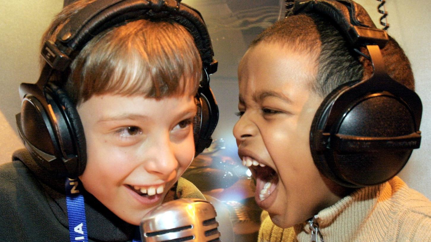 Auch Kinderlieder können cool sein: Diese zwei Jungs haben beim Singen zumindest jede Menge Spaß.