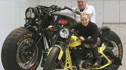 Für viele Männer und Frauen bedeuten Motorräder das Gefühl von Freiheit. Der Anteil der weiblichen Motorradfans wächst, auch im Kreis Neumarkt.
Für viele Männer und Frauen bedeuten Motorräder das Gefühl von Freiheit. Der Anteil der weiblichen Motorradfans wächst, auch im Kreis Neumarkt.