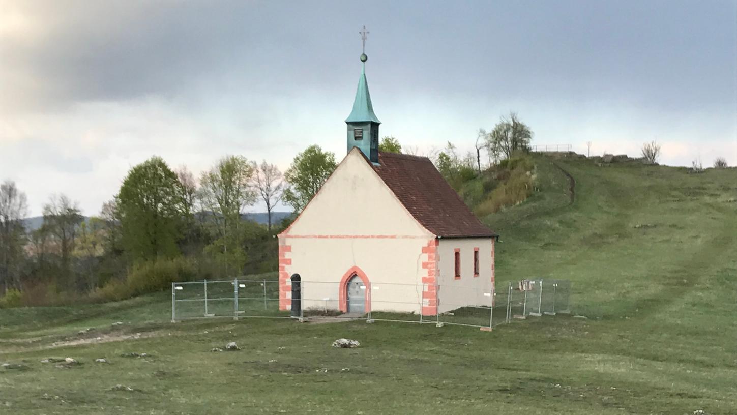 Eingezäuntes Kleinod auf dem Ehrenbürg-Massiv: Die Walberla-Kapelle leidet unter altersbedingten Gebrechen – Dachstuhl und Mauerwerk sind marode