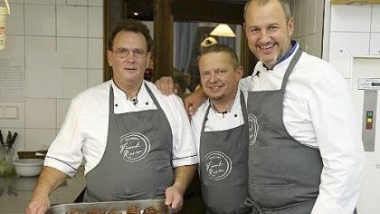 «Ich habe eigentlich mehr erwartet von ihm», resümiert «Alte-Veste»-Chef Fred Lange (M.), hier mit seinem Koch Hans Münz und Sternekoch Frank Rosin (re.).