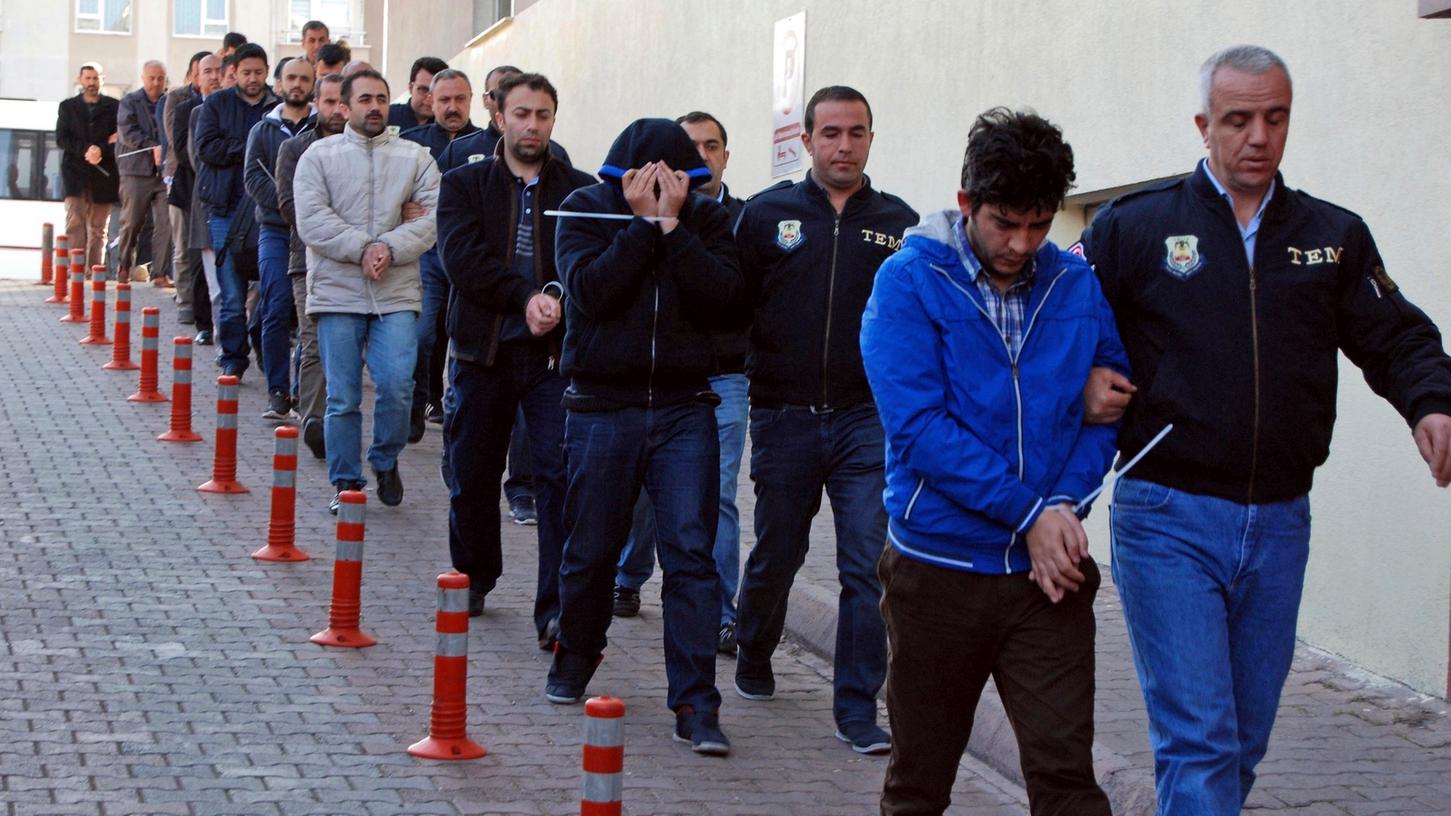 Bei einer Türkei-weiten Operation gegen mutmaßliche Anhänger der Gülen-Bewegung innerhalb der Polizei sind mehr als 1000 Verdächtige festgenommen worden.