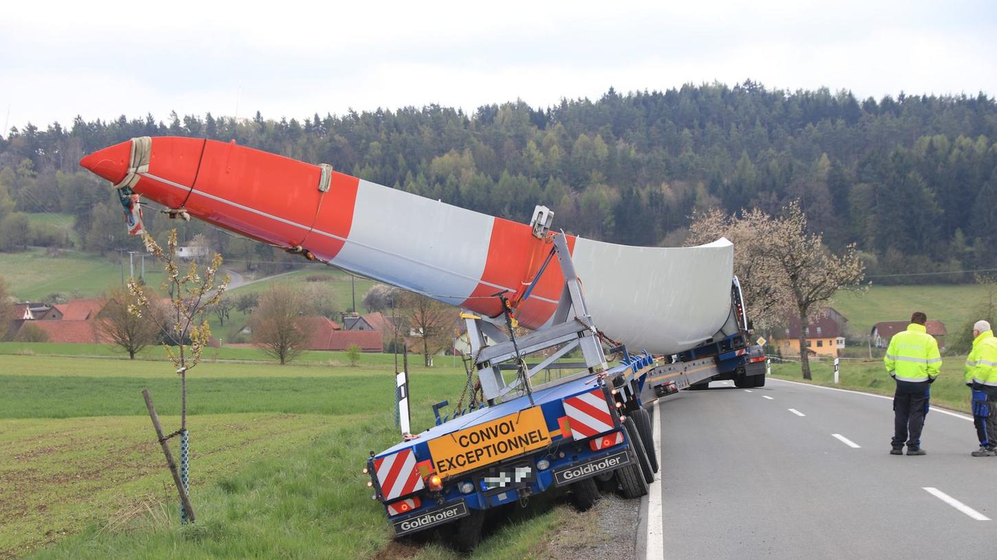 Am Mittwoch ist im Landkreis Kulmbach ein Schwertransporter, der mit einem Rotorblatt für eine Windkraftanlage beladen war, in den Straßengraben gerutscht.