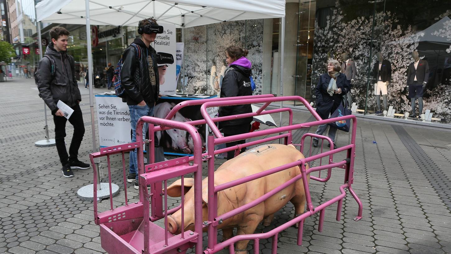 Mit eindrucksvollen Mitteln machen Tieraktivisten derzeit in der Nürnberger Innenstadt Passanten auf Massentierhaltung und Fleischproduktion aufmerksam.