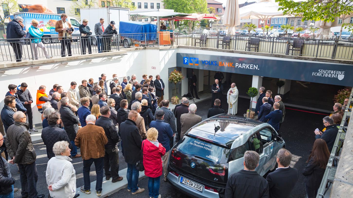 Unter den Besuchern der Eröffnungsfeier waren viele Anwohner und Gewerbetreibende, die unter der Sanierung des letzten Jahres besonders zu leiden hatten.