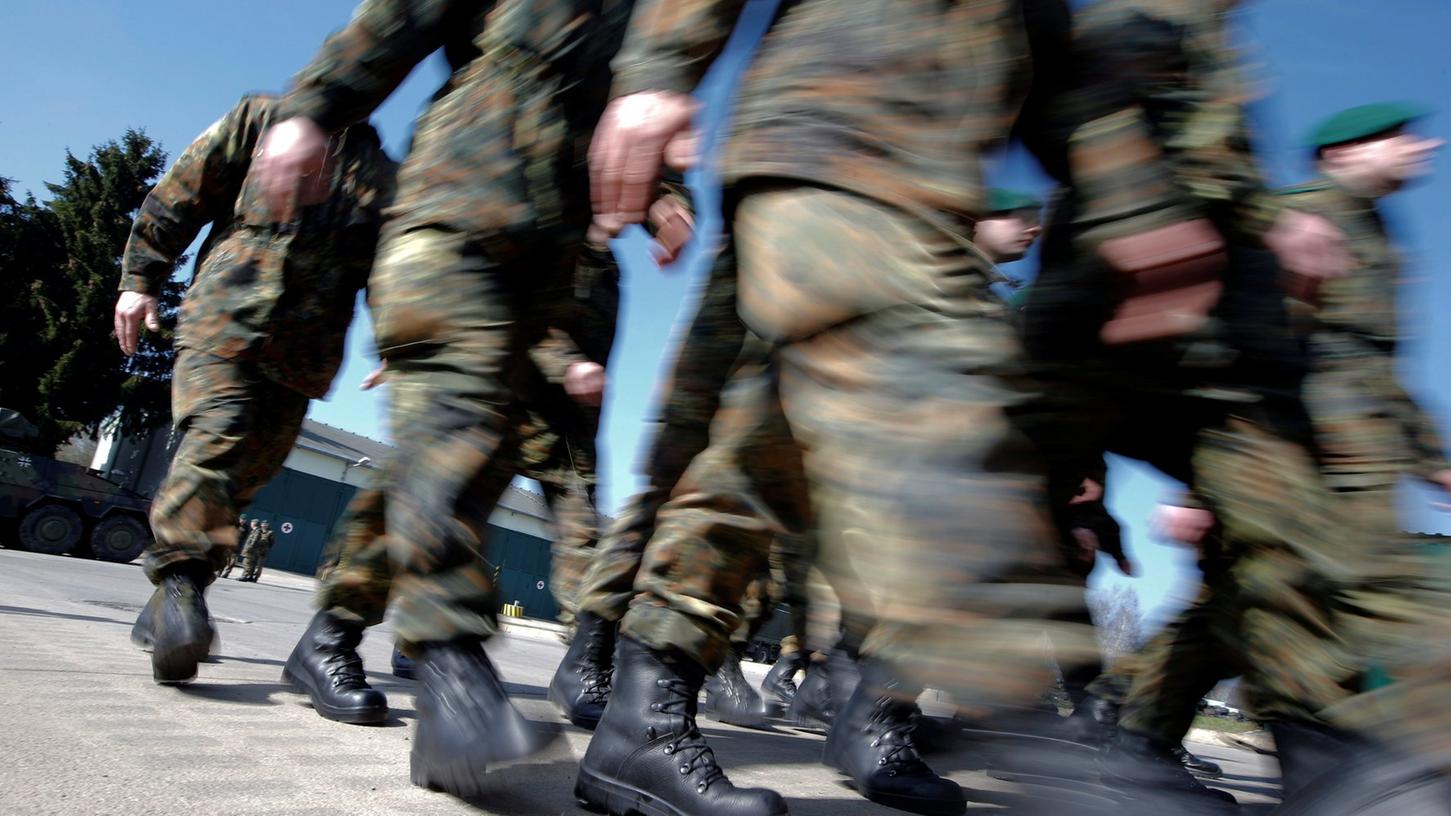 Bei dem Beschuldigten handelt es sich den Angaben zufolge um einen im französischen Illkirch stationierten Oberleutnant der Bundeswehr.