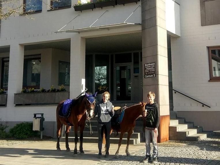 Mit dem Pferd zur Eisdiele in Postbauer-Heng