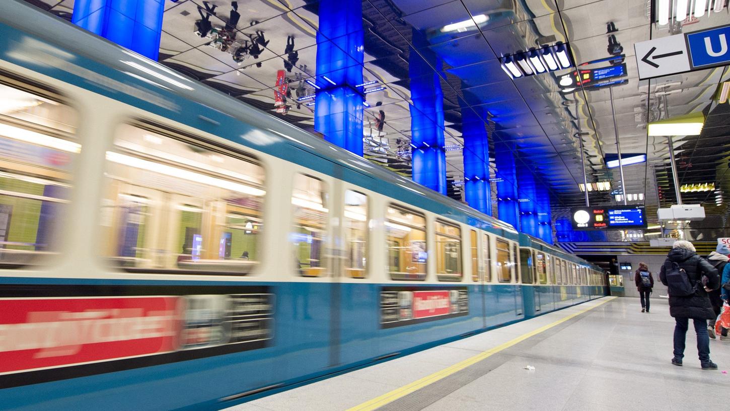 Frau stößt fremden Mann in München vor U-Bahn