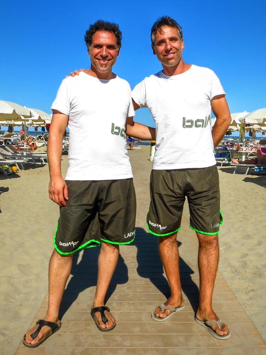 Bademeister in dritter Generation: Mirko und Luca Baldazzi an ihrem Strand in Cervia. Foto: Matthias Niese