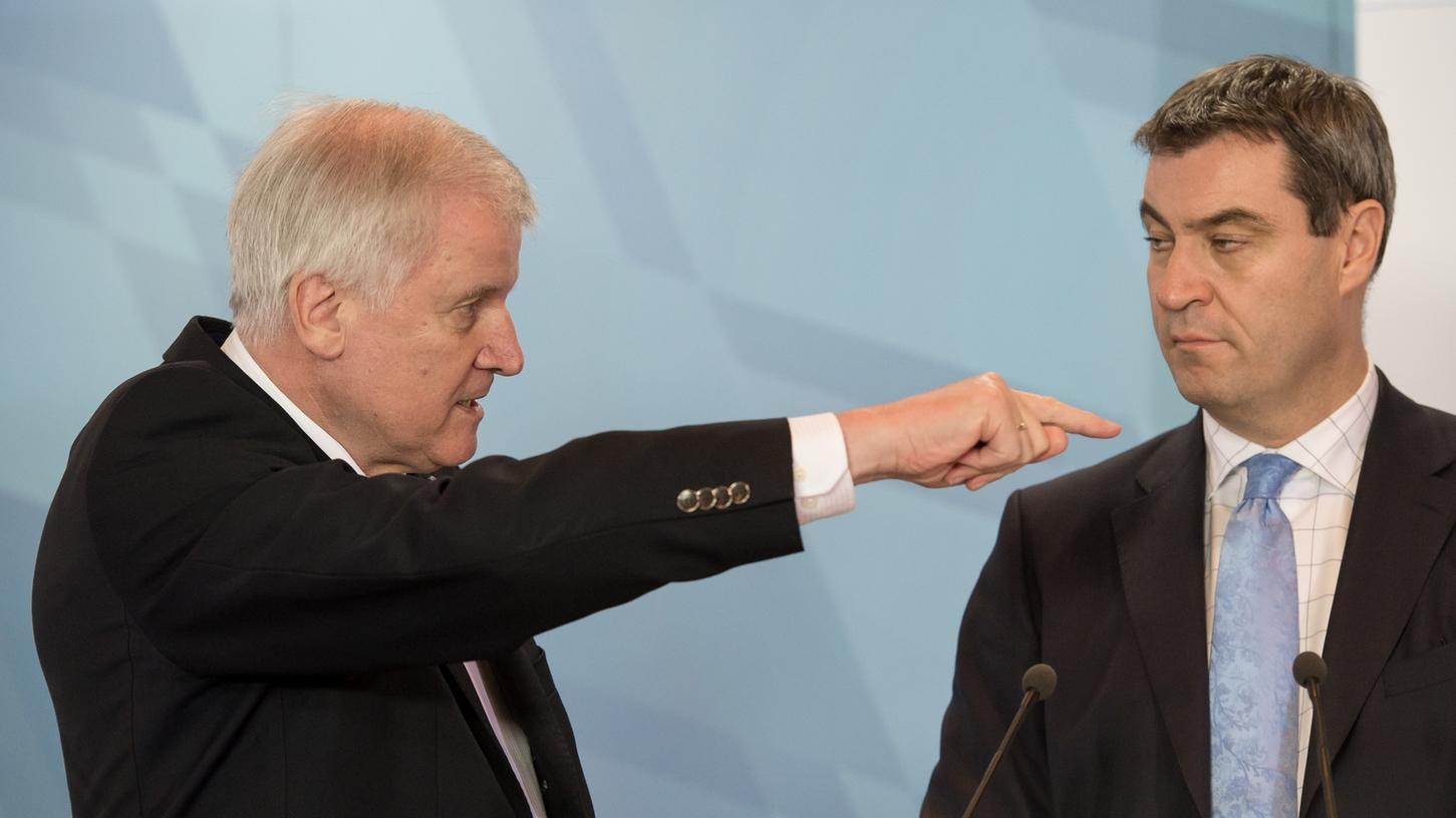 Noch zeigt Horst Seehofer (links), wo es in Bayern lang geht. Kabarettist Markus Söder sagte dazu am Donnerstag: "Ich werde Ministerpräsident, wenn der Club Meister wird."