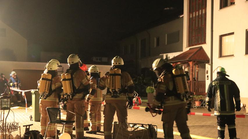 Dachgeschoss brennt in Hallstadt aus: Mann leicht verletzt
