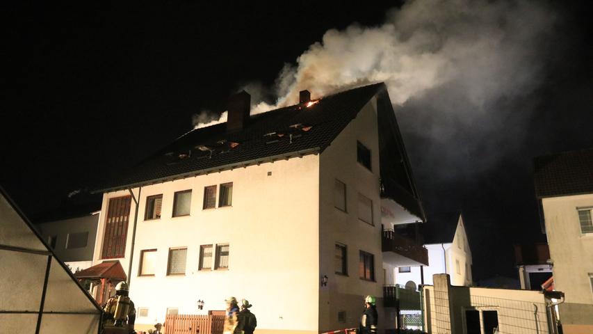 Dachgeschoss brennt in Hallstadt aus: Mann leicht verletzt