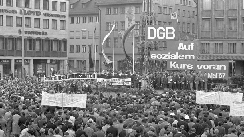 Maikundgebung 1967 auf dem Hauptmarkt: neben deutschen Arbeitern entrollen auch deren griechische und spanische Transparente mit ihren Forderungen.  Hier geht es zum Artikel vom 2. Mai 1967: Wolken am Maihimmel.