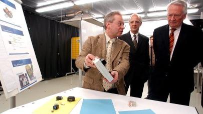 Ein Bild aus besseren Zeiten: Ein Delphi-Mitarbeiter erläuterte Audi-Manager Andreas Schleef (rechts) im Februar 2008 die Funktionsweise des pyrotechnischen Sicherheitssystems (PSS), in der Mitte Delphi-Vorstand Diedrich von Behr. Ein Bild aus besseren Zeiten: Ein Delphi-Mitarbeiter erläuterte Audi-Manager Andreas Schleef (rechts) im Februar 2008 die Funktionsweise des pyrotechnischen Sicherheitssystems (PSS), in der Mitte Delphi-Vorstand Diedrich von Behr.