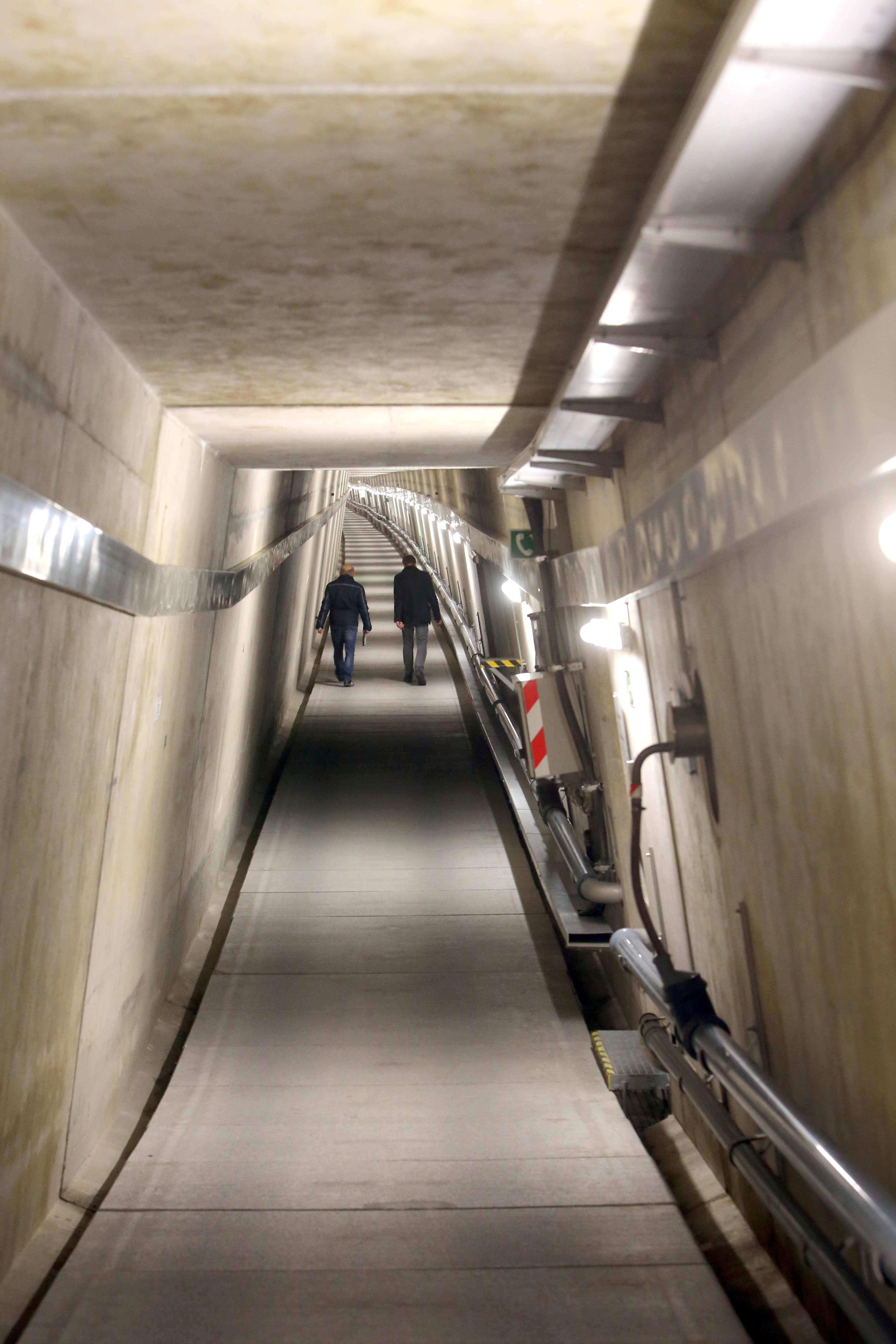 Der Kontrollgang besteht aus fünf bis sieben Meter langen Betonelementen, die sich wie ein Gliederband durch den Damm ziehen.