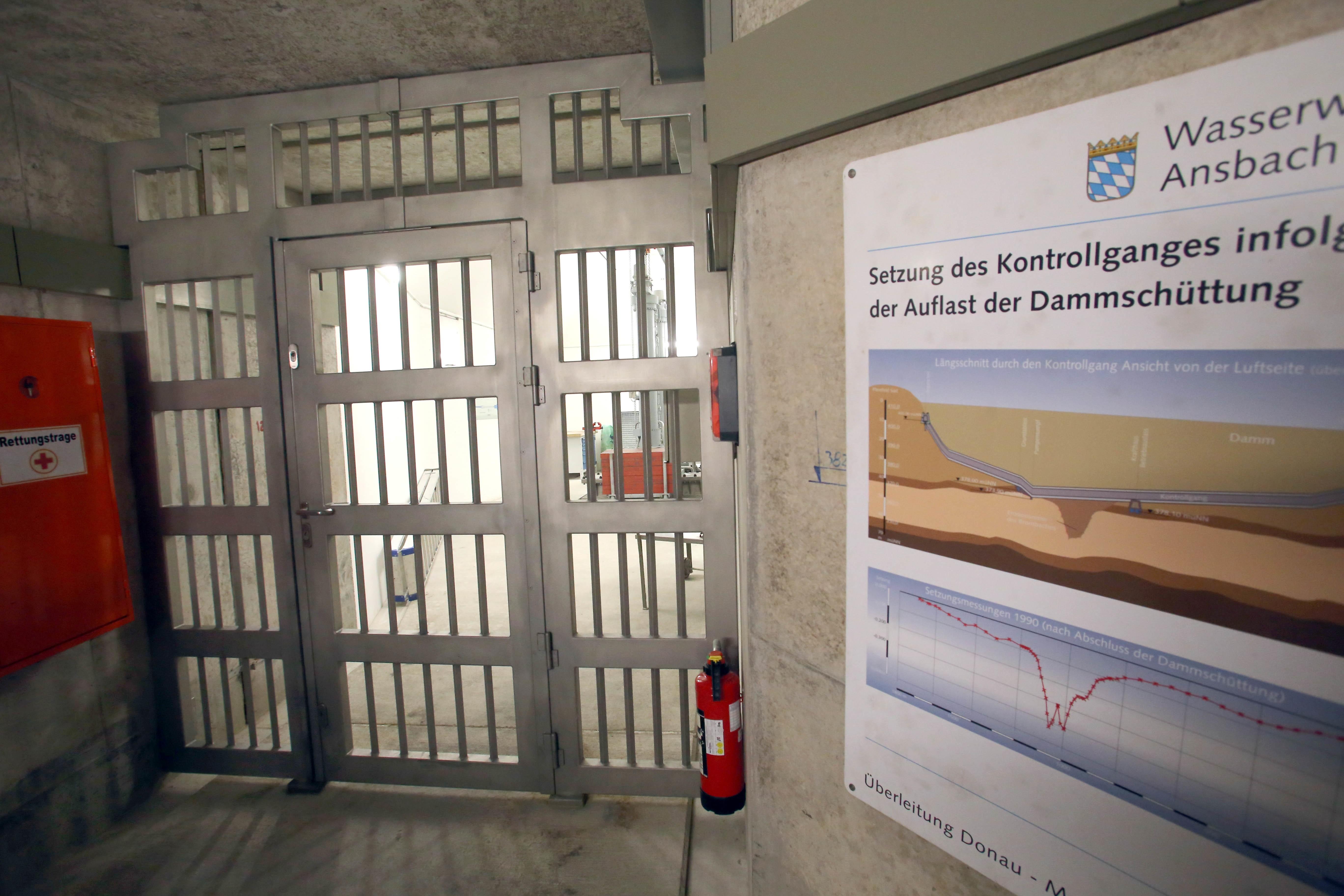 Der Raum, in dem sich der Grundablass der Talsperre befindet, ist durch eine schwere Gittertür gesichert.