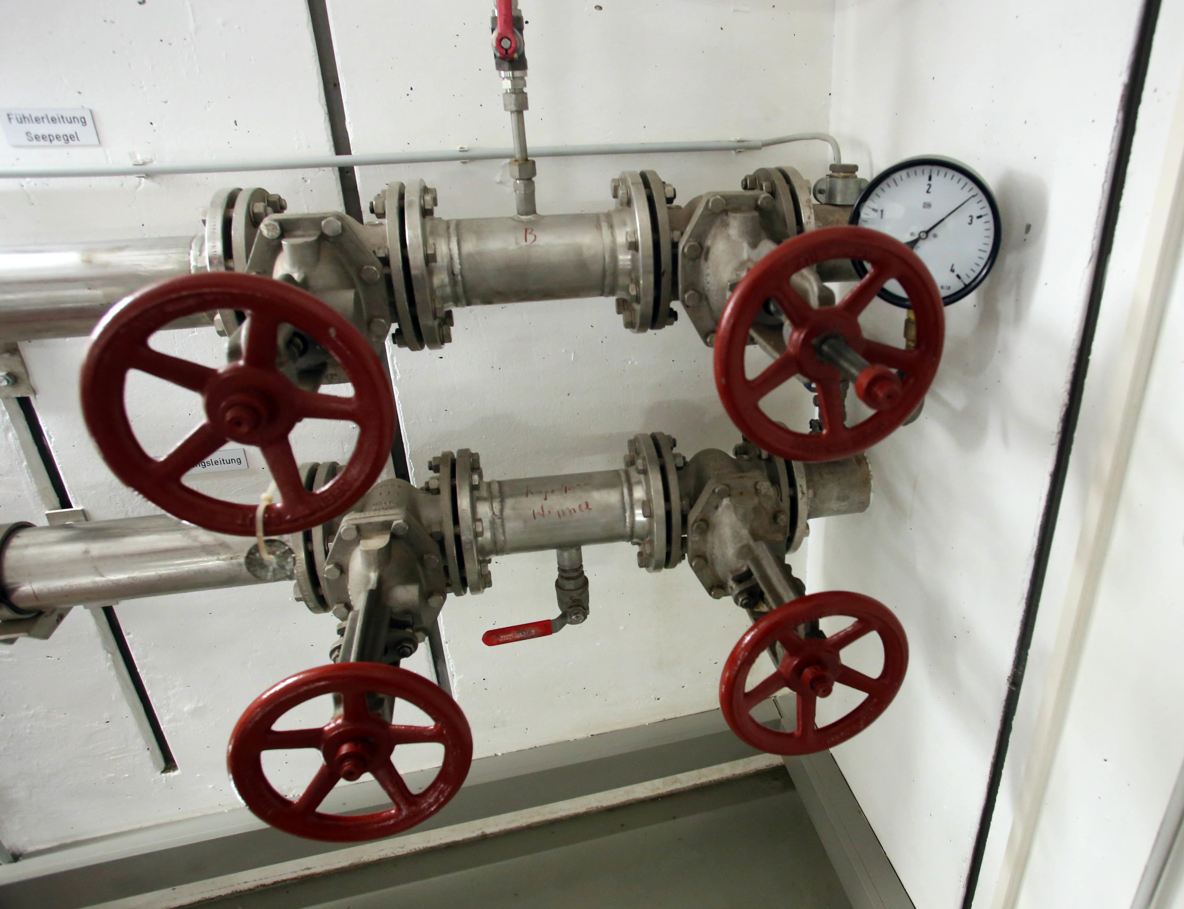 Das Manometer zeigt einen Wasserdruck von 2,7 bar an - der See darüber ist 27 Meter tief.