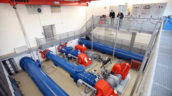 Mit Hilfe von zwei Turbinen wird im Kraftwerk Strom gewonnen.