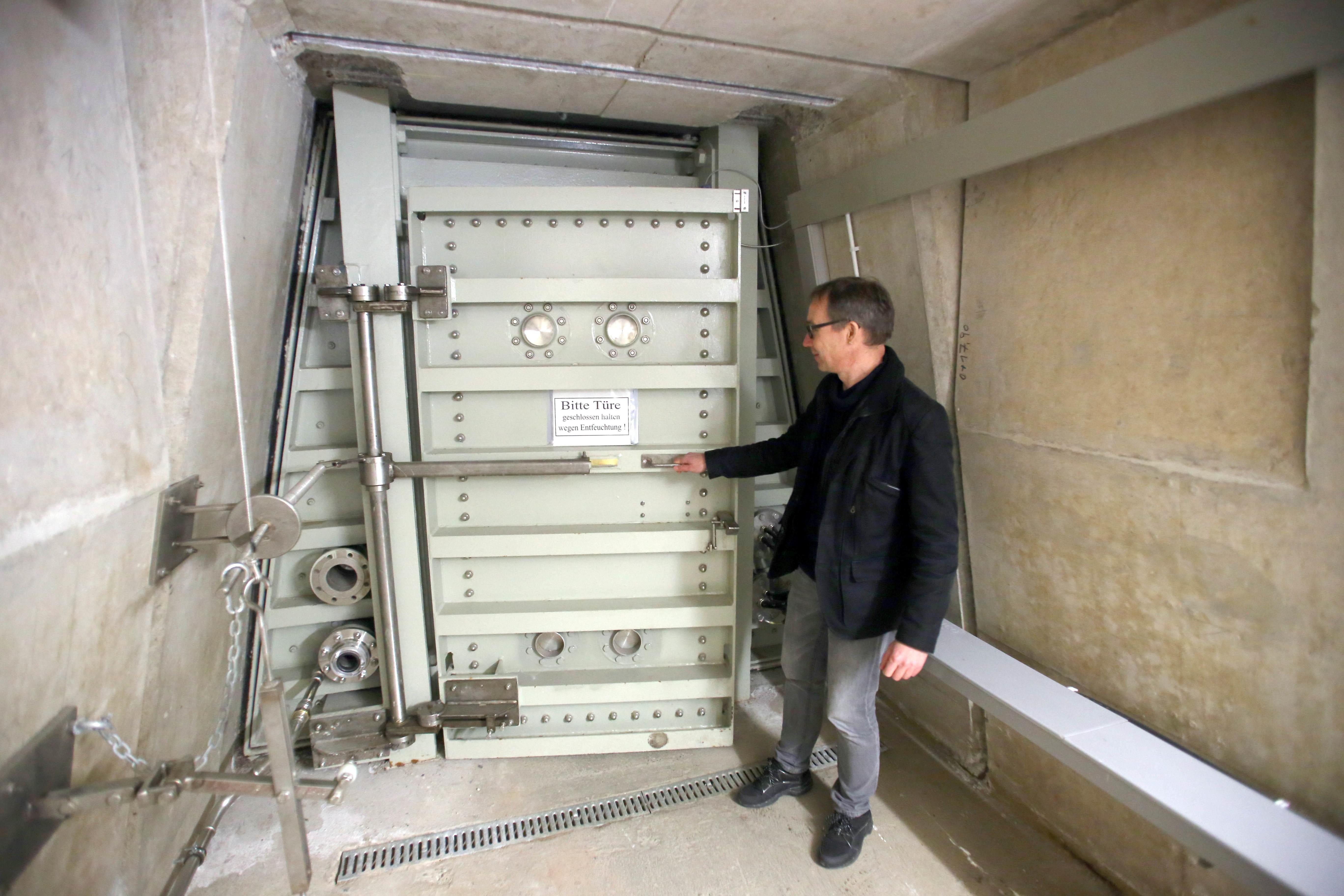 Kommt es zu einer Undichtigkeit in der Kammer des Betriebsauslasses, schließt sich die schwere Eisentür zum Gang automatisch.