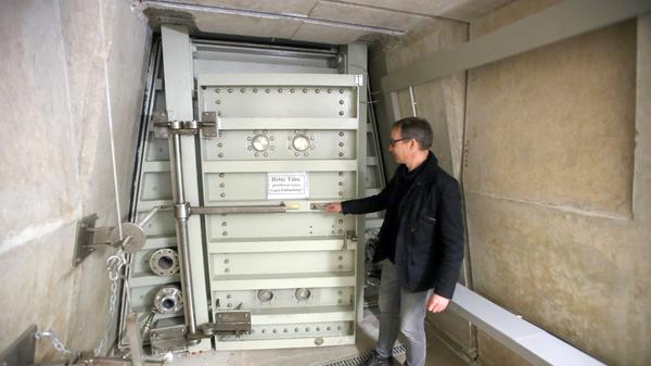 Kommt es zu einer Undichtigkeit in der Kammer des Betriebsauslasses, schließt sich die schwere Eisentür zum Gang automatisch.