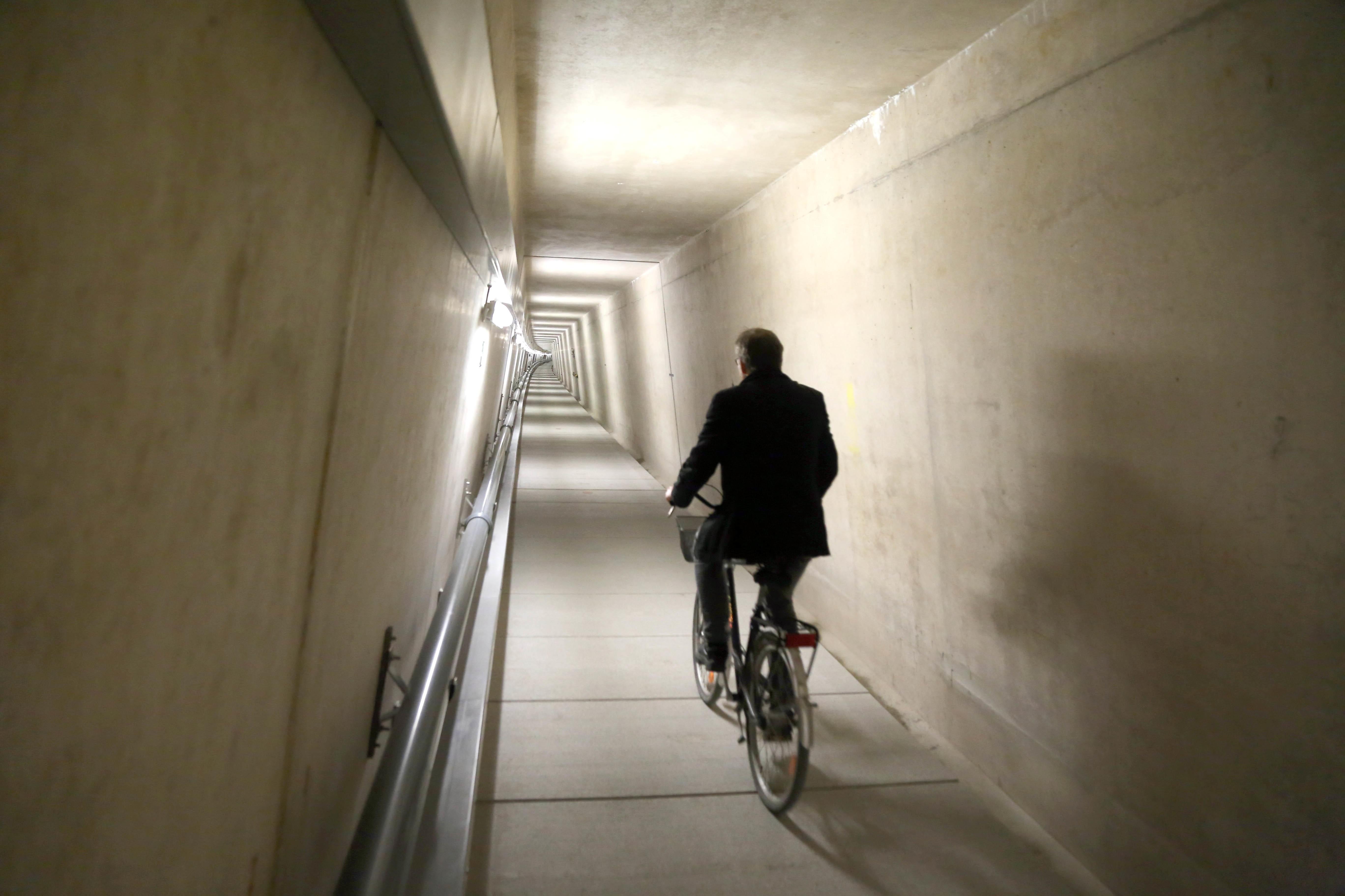 Kontrollgang im Damm des Brombachsees