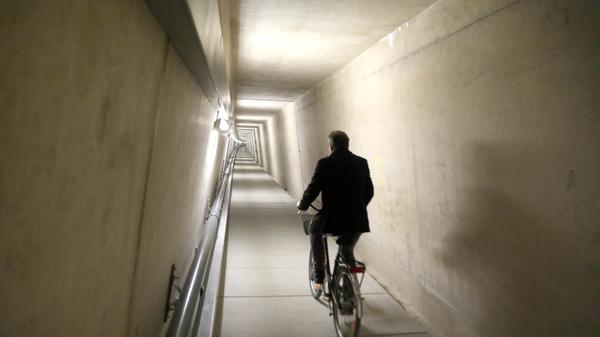 Kontrollgang im Damm des Brombachsees