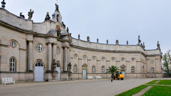 Die Palmen auf Schloss Weißenstein in Pommersfelden ziehen von ihrem Winterquartier, dem Palmenhaus, in den Ehrenhof um. Mit dem Radlader sind Anja und Michael Schlapp zugange.