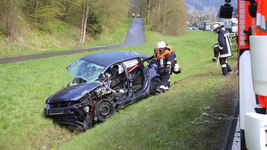 Person in Auto eingeklemmt: Schwerer Unfall bei Wallenfels