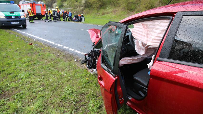 Person in Auto eingeklemmt: Schwerer Unfall bei Wallenfels