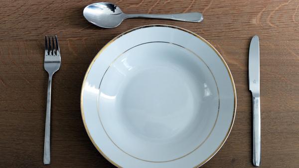 Viele Betroffene haben Appetitverlust oder Verdauungsbeschwerden. "Oft denken die Patienten, sie hätten eine Magen-Darm-Erkrankung oder einen Tumor. Aber es kann eine Depression dahinterstecken", so Wolf-Dietrich Braunwarth.