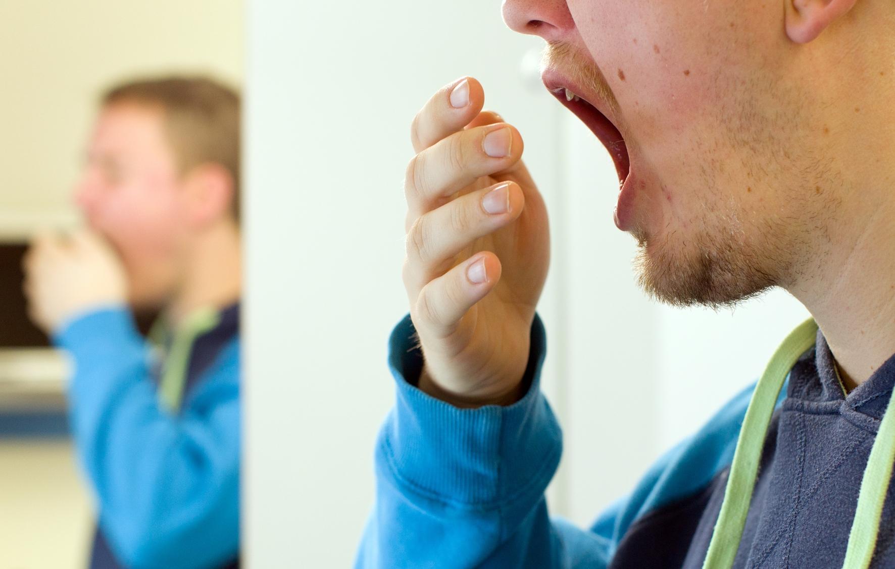 Auch Schlafstörungen treten bei einer Depression auf. Der Schlaf-Wach-Rhythmus der Patienten ist gestört. Viele wachen nachts um zwei Uhr auf und können nicht mehr einschlafen. In den frühen Morgenstunden durchleben sie ein Stimmungstief. Nachmittags dagegen sind sie meist besserer Stimmung.