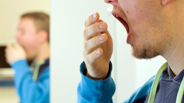 Auch Schlafstörungen treten bei einer Depression auf. Der Schlaf-Wach-Rhythmus der Patienten ist gestört. Viele wachen nachts um zwei Uhr auf und können nicht mehr einschlafen. In den frühen Morgenstunden durchleben sie ein Stimmungstief. Nachmittags dagegen sind sie meist besserer Stimmung.