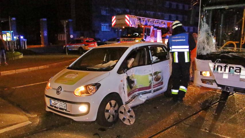 Kollision auf Allersberger Straße: VW Up kracht in Nightliner