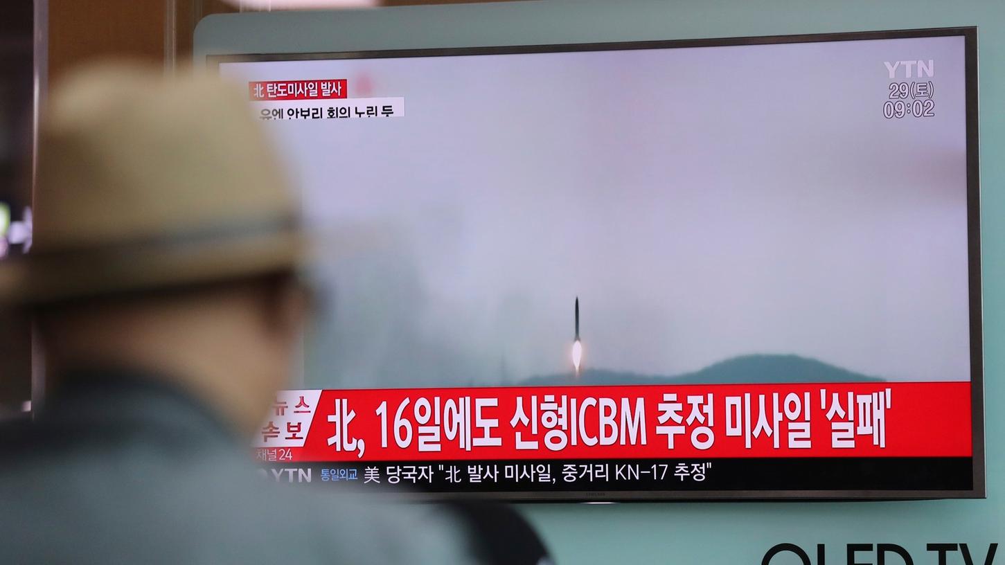 Ein Mann schaut sich in Seoul (Südkorea) eine Berichterstattung über den misslungenen Raketentest in Nordkorea an.