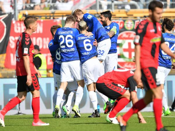 Die Darmstädter Erfolgsserie geht weiter: Mit dem 3:0 gegen Freiburg wahrt der Tabellenletzte zumindest rechnerisch die Chance auf den Klassenerhalt.