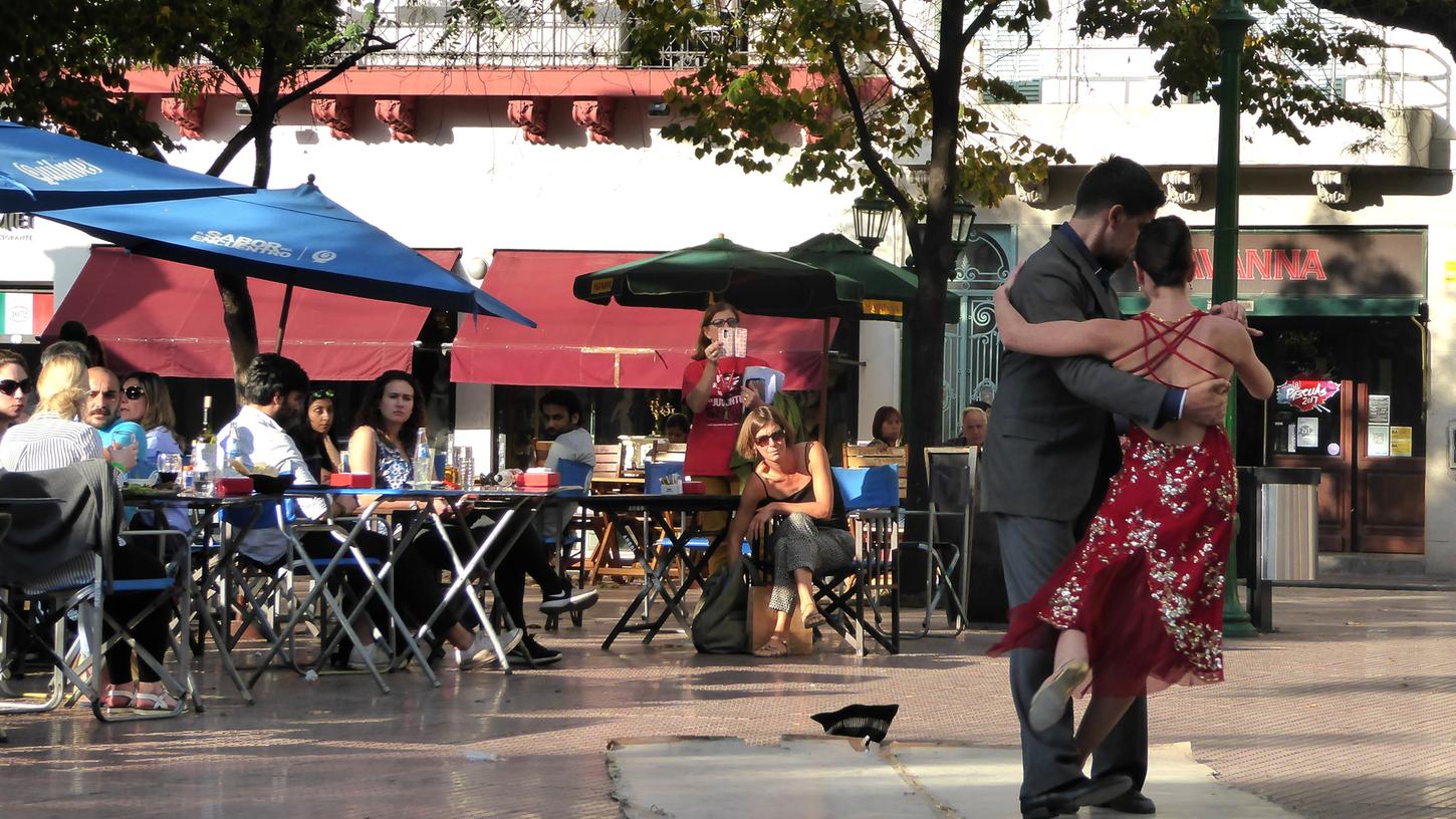 Bei uns undenkbar, in Buenos Aires normal: Ein Paar tanzt Tango in einem Straßencafe.