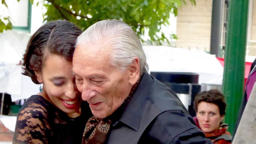 In dieser Stadt tanzen alle Generationen: Wer durch Buenos Aires läuft, kann sich dem Tango nicht entziehen. Das wollte Elke Zapf auch gar nicht. Denn der Leserwunsch, den sie erfüllte, hatte was mit Tango zu tun.