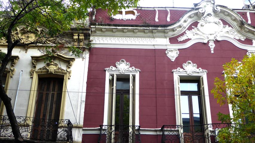 Doch eigentlich ist der Tango überall in Buenos Aires zuhause. Daher wird Elke Zapf in einer ganz normalen Straße fündig, in der Pasco 272. Dort liegt das Apassionata-Tango-Hotel.