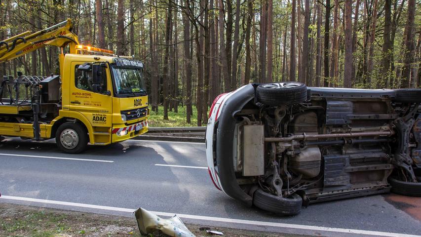 Traktor-Unfall: Kia landet bei Heßdorf auf der Autotüre