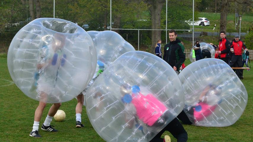 Bodychecks und Überschläge beim Bubble Soccer in Möhrendorf