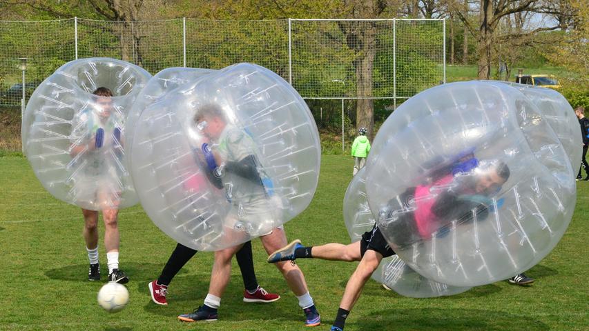 Bodychecks und Überschläge beim Bubble Soccer in Möhrendorf
