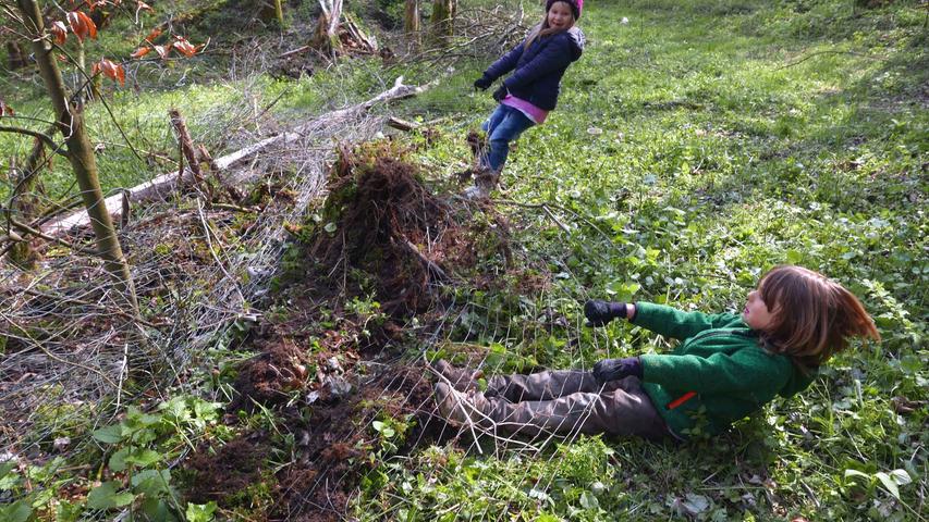 ...und entdeckten am Waldbad eine wilde Müllkippe mit eingewachsenem Zaun.