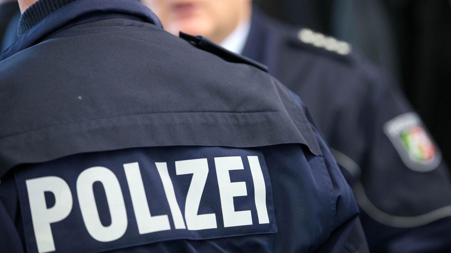 Am Mittwochabend nahmen Beamte im Landkreis Neustadt an der Aisch - Bad Windsheim einen 52-Jährigen fest. Der Mann hatte zuvor seinen Wagen absichtlich auf Verkehrsteilnehmer zugesteuert.