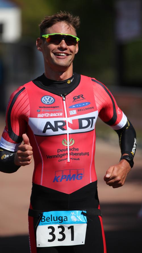 Felix Weiß (Team Arndt) überquert nach acht Kilometern Laufwettkampf, 30 Kilometern auf dem Rad und weiteren drei Kilometern zu Fuß als Fünfter das Ziel.